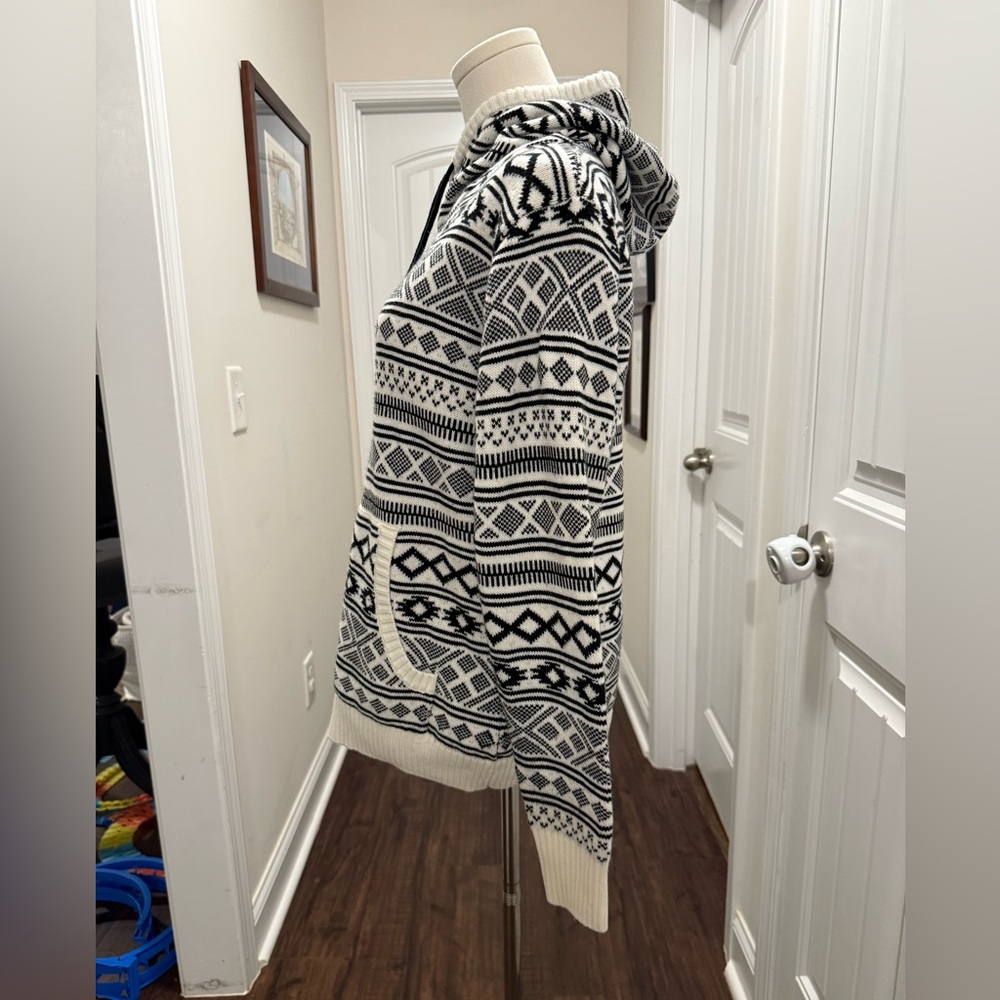 Carbon Aztec Patterned Hoodie - Picture 2 of 8